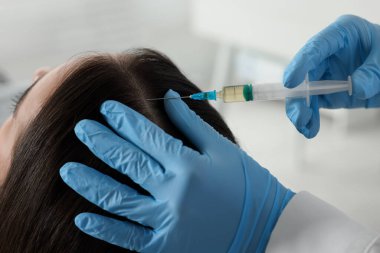 Trikoloğum klinikteki hastaya iğne yapıyor.