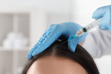 Trikoloğum klinikteki hastaya iğne yapıyor.