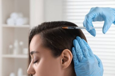 Trikoloğum klinikteki hastaya iğne yapıyor.