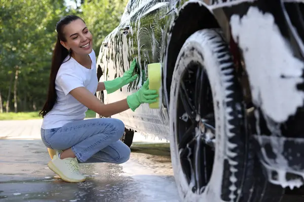 Ευτυχισμένη Γυναίκα Πλύσιμο Αυτοκινήτων Σφουγγάρι Εξωτερικούς Χώρους — Φωτογραφία Αρχείου
