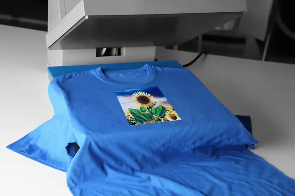티셔츠 아름다운 해바라기의 이미지를 인쇄하는 압박을 사용하여 — 스톡 사진