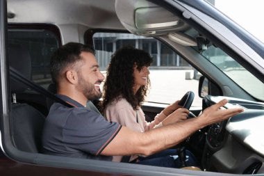 Ehliyet kursu. Otoparkta sürüş eğitmeniyle ders sırasında öğrenci.