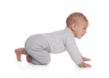 Beyaz arka plan üzerinde sürünerek şirin bebek