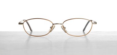 Beyaz arka planda metal çerçeveli şık gözlükler