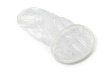 Açık kadın prezervatifi beyaza izole edilmiş. Güvenli seks.