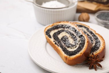 Beyaz masada haşhaş tohumu dilimleri ve anasonlu yıldız, yazı için yeri olan yakın plan. Pasta nefis.