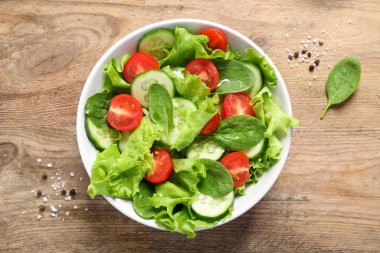 Tahta masada nefis sebze salatası.