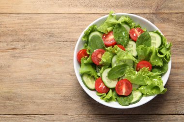 Ahşap masada nefis sebze salatası, üst manzara. Metin için boşluk