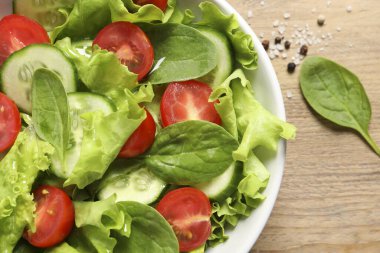 Tahta masada nefis sebze salatası.