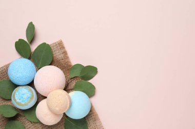 Banyo bombaları, okaliptüs yaprakları ve bej arka planda çuval bezi kumaşı. Metin için boşluk