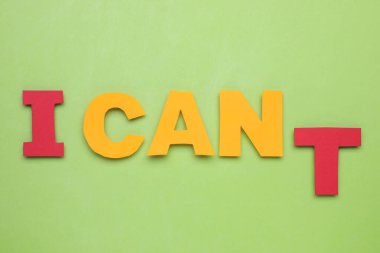 Motivasyon konsepti. I Can 'dan I Can' a geçiş cümlesi açık yeşil arkaplandaki T harfini kaldırarak yapılabilir.