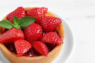 Beyaz mermer masada taze çilekli tart, yakın plan. Tatlı nefis.