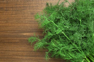 Tahta masada taze yeşil dereotu, üst manzara. Metin için boşluk