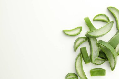 Beyaz arka planda taze aloe vera parçaları, düz. Metin için boşluk