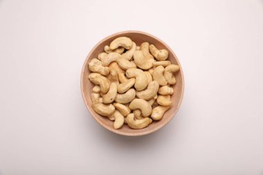 Beyaz arka planda lezzetli fındıklı kase, üst manzara.