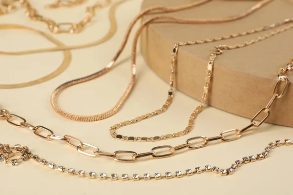 Różne Metalowe Łańcuchy Beżowym Tle Zbliżenie Luksusowa Biżuteria — Zdjęcie stockowe