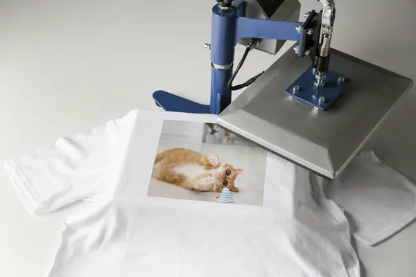 티셔츠 귀여운 고양이의 사진을 인쇄하는 프레스를 사용하여 — 스톡 사진