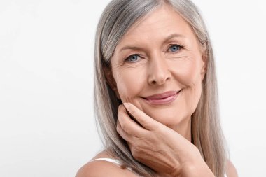 Beyaz arka planda güzel, yaşlı bir kadının portresi. Metin için boşluk