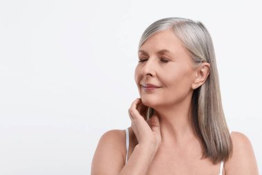 Beyaz arka planda güzel, yaşlı bir kadının portresi. Metin için boşluk