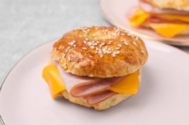 Jambon ve peynirli leziz simit, yakın plan.