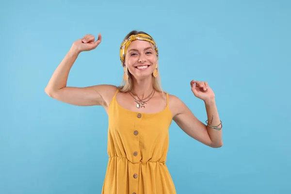 Retrato Mujer Hippie Sonriente Bailando Sobre Fondo Azul Claro —  Fotos de Stock