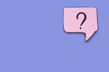 Menekşe arkaplanda soru işareti olan kağıt konuşma balonu, üst görünüm. Metin için boşluk