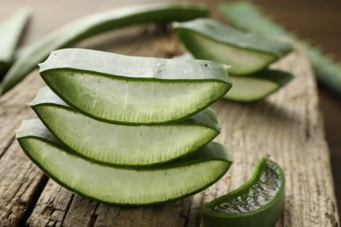 Taze aloe vera dilimleri ahşap masada, yakın plan.