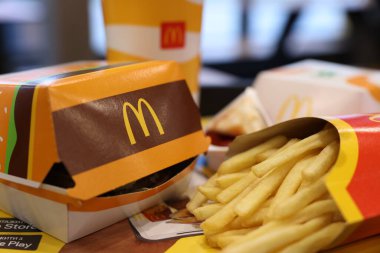 Lviv, Ukrayna - 9 Ekim 2023: Restoranda McDonald 's menüsü, yakın plan