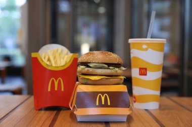 Lviv, Ukrayna - 9 Ekim 2023: Restorandaki ahşap masada McDonald 's menüsü