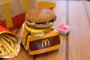Lviv, Ukrayna - 9 Ekim 2023: McDonald 's menüsü restorandaki ahşap masa, metin için yer
