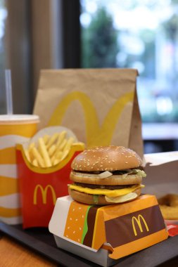 Lviv, Ukrayna - 9 Ekim 2023: Restorandaki ahşap masada McDonald 's menüsü