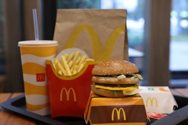 Lviv, Ukrayna - 9 Ekim 2023: Restorandaki ahşap masada McDonald 's menüsü