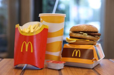 Lviv, Ukrayna - 9 Ekim 2023: Restorandaki ahşap masada McDonald 's menüsü