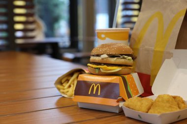 Lviv, Ukrayna - 9 Ekim 2023: McDonald 's menüsü restorandaki ahşap masa, metin için yer