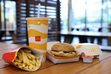 Lviv, Ukrayna - 9 Ekim 2023: Restorandaki ahşap masada McDonald 's menüsü