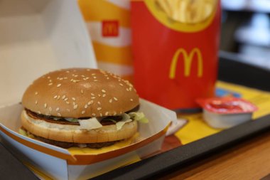Lviv, Ukrayna - 9 Ekim 2023: McDonald 's menüsü restorandaki ahşap masa, seçici odaklı