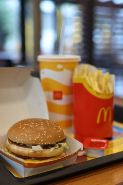 Lviv, Ukrayna - 9 Ekim 2023: Restoranda McDonald 's menüsü, yakın plan