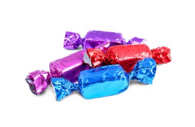 Beyaz üzerine izole edilmiş renkli ambalajlar içinde lezzetli şekerler.