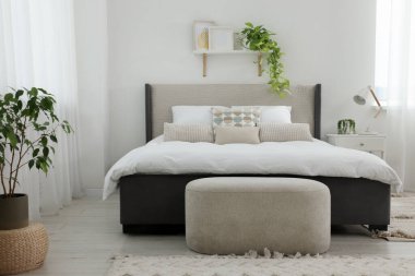 Şık bir yatak odası, geniş konforlu yatak odası, şilte ve komodin.