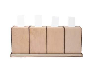 Tahta sandıklar ve oylar beyazlara izole edilmiş.