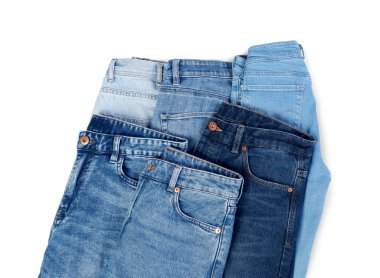 Beyaz, üst görünümde izole edilmiş farklı tarz kotlar.