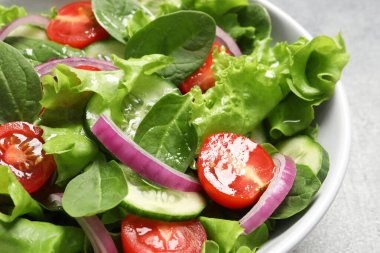 Açık gri masada nefis sebze salatası, yakın plan.