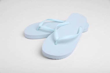 Beyaz arka planda şık Flip flop çifti