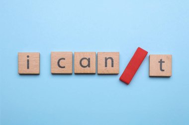 Motivasyon konsepti. I Can I Can 'den I Can' e geçiş cümlesi açık mavi arkaplan üzerine slash sembolü ekleyerek, düz yatar