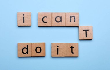Motivasyon konsepti. I Can 't Do It' ten I Can Do It 'e geçiş cümlesini, açık mavi arkaplanda T harfiyle ahşap kareyi kaldırarak değiştiriyorum.