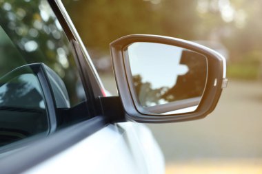 Bulanık arkaplanda modern arabanın dikiz aynası, yakın plan