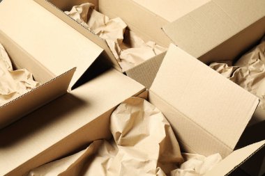 Kırışmış kağıtla karton kutuları aç. Paketleme malları
