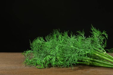 Tahta masada taze yeşil dereotu, yakın plan. Metin için boşluk