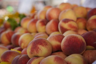 Taze taze şeftali yığını, yakın çekim manzarası.