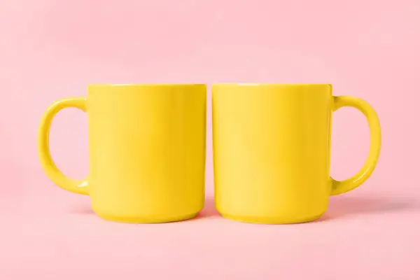 Két Sárga Kerámia Bögrék Rózsaszín Háttér — Stock Fotó